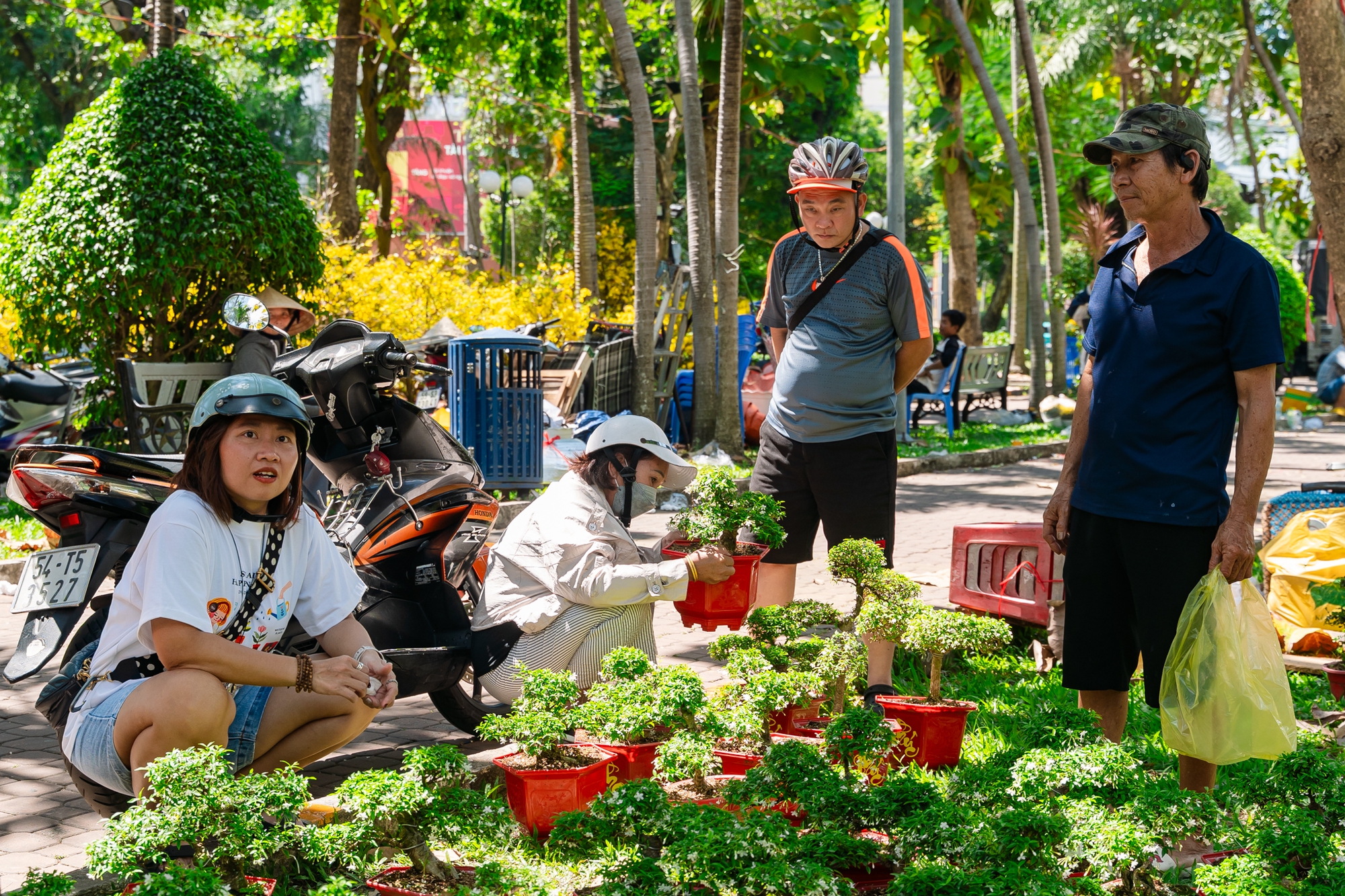 Trưa 29 Tết: Tiểu thương b&aacute;n vội, kh&aacute;ch mua nhanh, chợ hoa TP.HCM nhộn nhịp ph&uacute;t cuối- Ảnh 17.