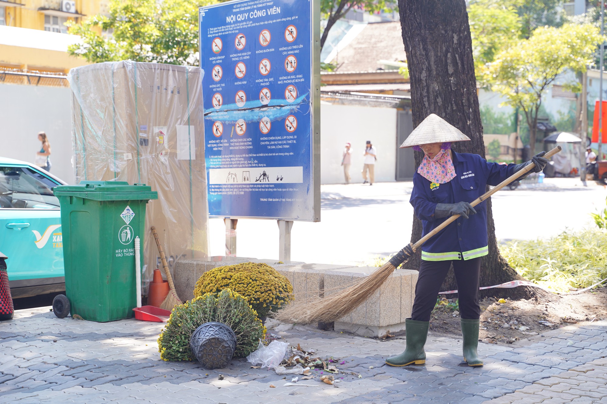 Trưa 29 Tết: Tiểu thương b&aacute;n vội, kh&aacute;ch mua nhanh, chợ hoa TP.HCM nhộn nhịp ph&uacute;t cuối- Ảnh 20.