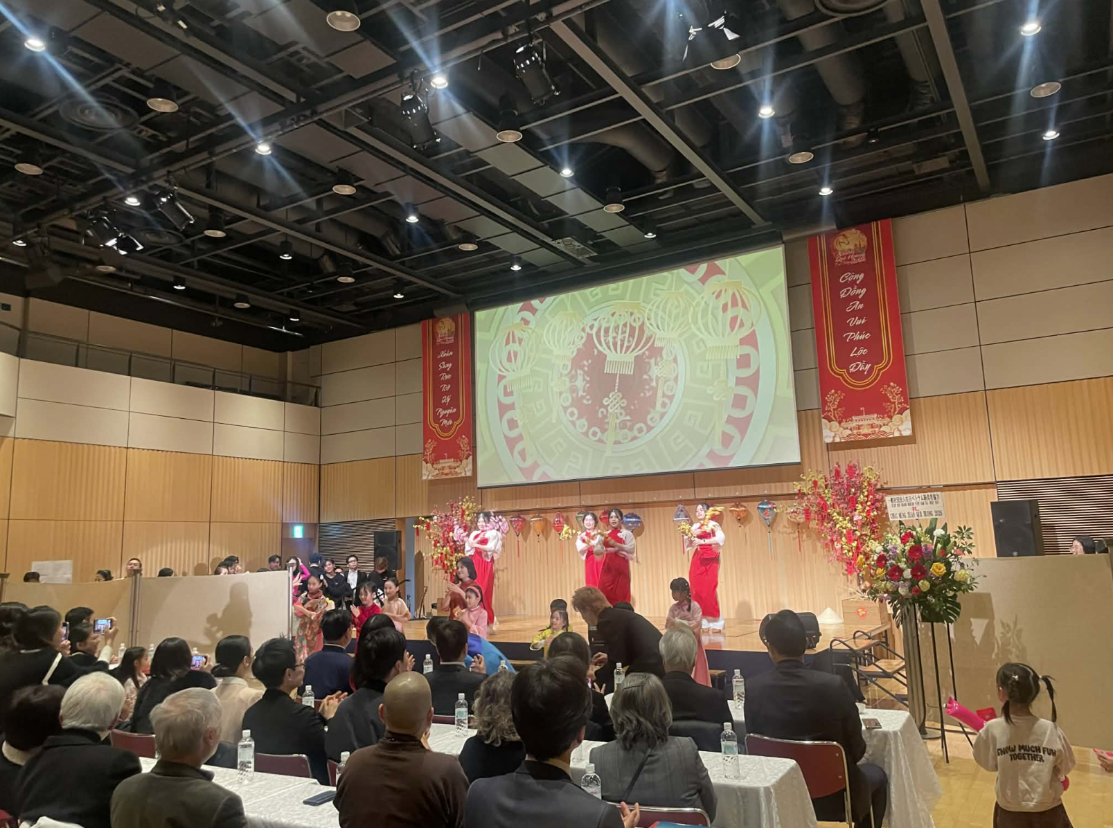 Người Việt ở nước ngo&agrave;i đ&oacute;n Tết gần, lo liệu d&agrave;i hơi- Ảnh 1.