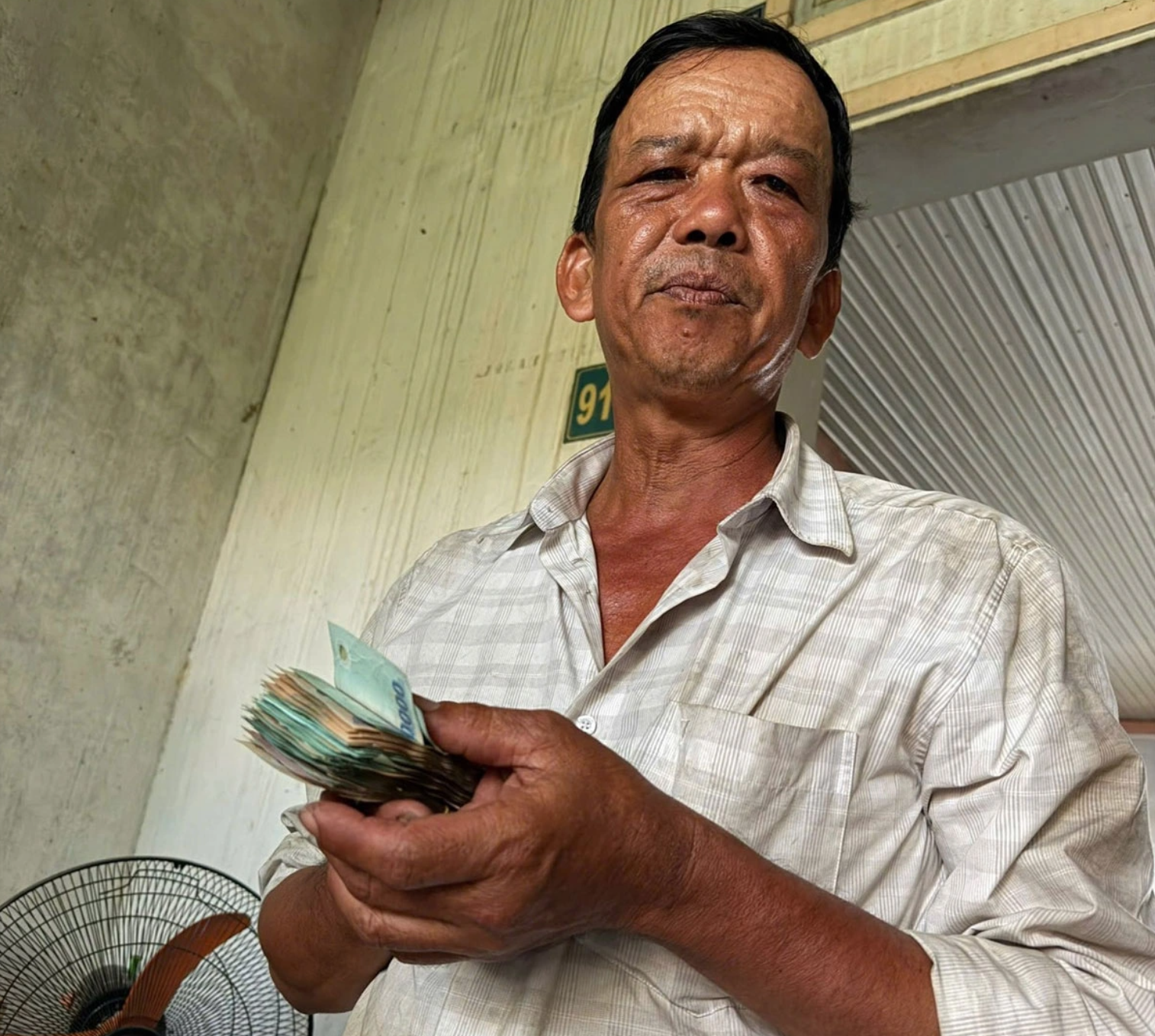 Người bán hoa hoảng loạn vì mất bọc tiền 80 triệu đồng đúng trưa 29 Tết: Vài tiếng sau nhận tin bất ngờ- Ảnh 1. Người bán hoa hoảng loạn vì mất bọc tiền 80 triệu đồng đúng trưa 29 Tết: Vài tiếng sau nhận tin bất ngờ- Ảnh 1.