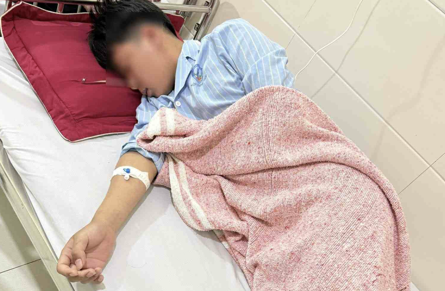 Ăn cá ủ chua, bánh mì, nhiều người nhập viện nghi ngộ độc- Ảnh 2. img