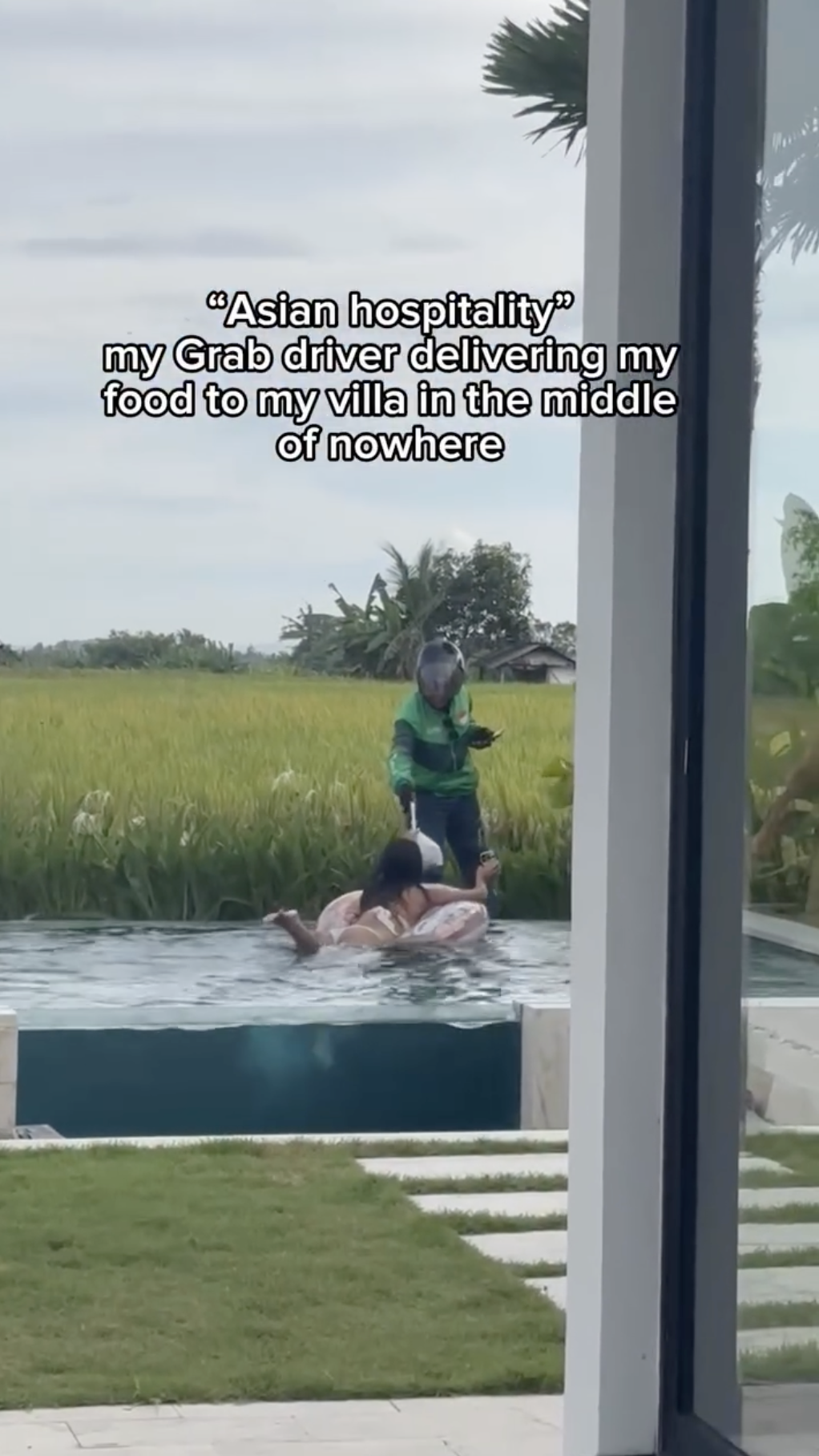 Kh&aacute;ch T&acirc;y chết lặng nh&igrave;n shipper lộ diện từ dưới b&ugrave;n để giao đơn h&agrave;ng giữa ruộng- Ảnh 2.