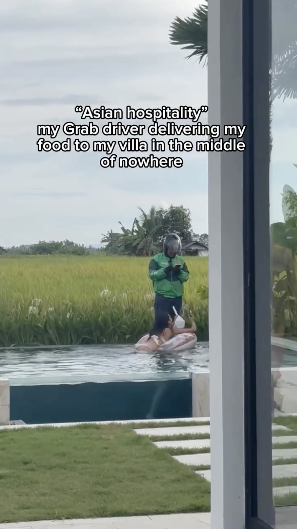 Kh&aacute;ch T&acirc;y chết lặng nh&igrave;n shipper lộ diện từ dưới b&ugrave;n để giao đơn h&agrave;ng giữa ruộng- Ảnh 4.