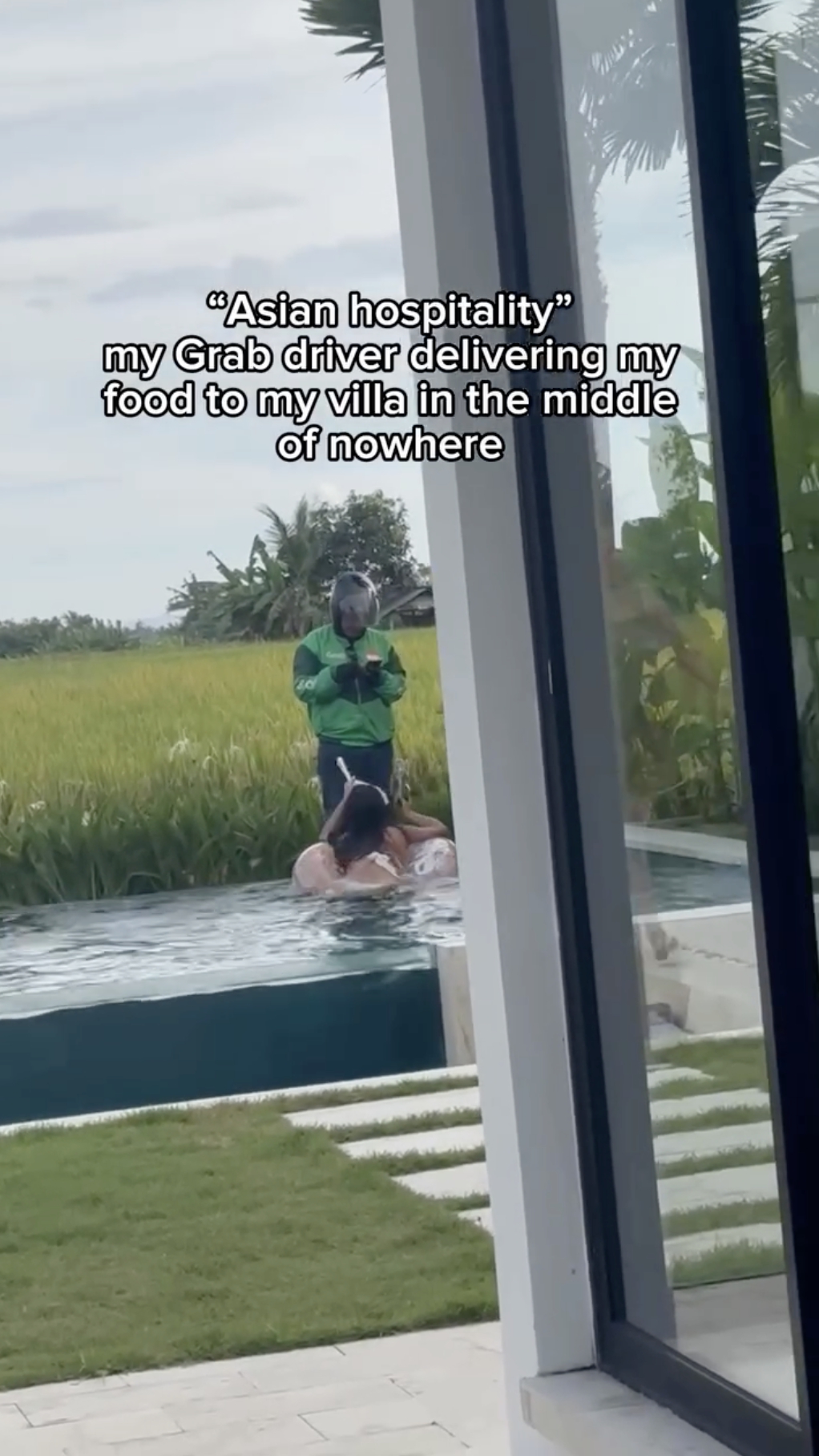 Kh&aacute;ch T&acirc;y chết lặng nh&igrave;n shipper lộ diện từ dưới b&ugrave;n để giao đơn h&agrave;ng giữa ruộng- Ảnh 5.