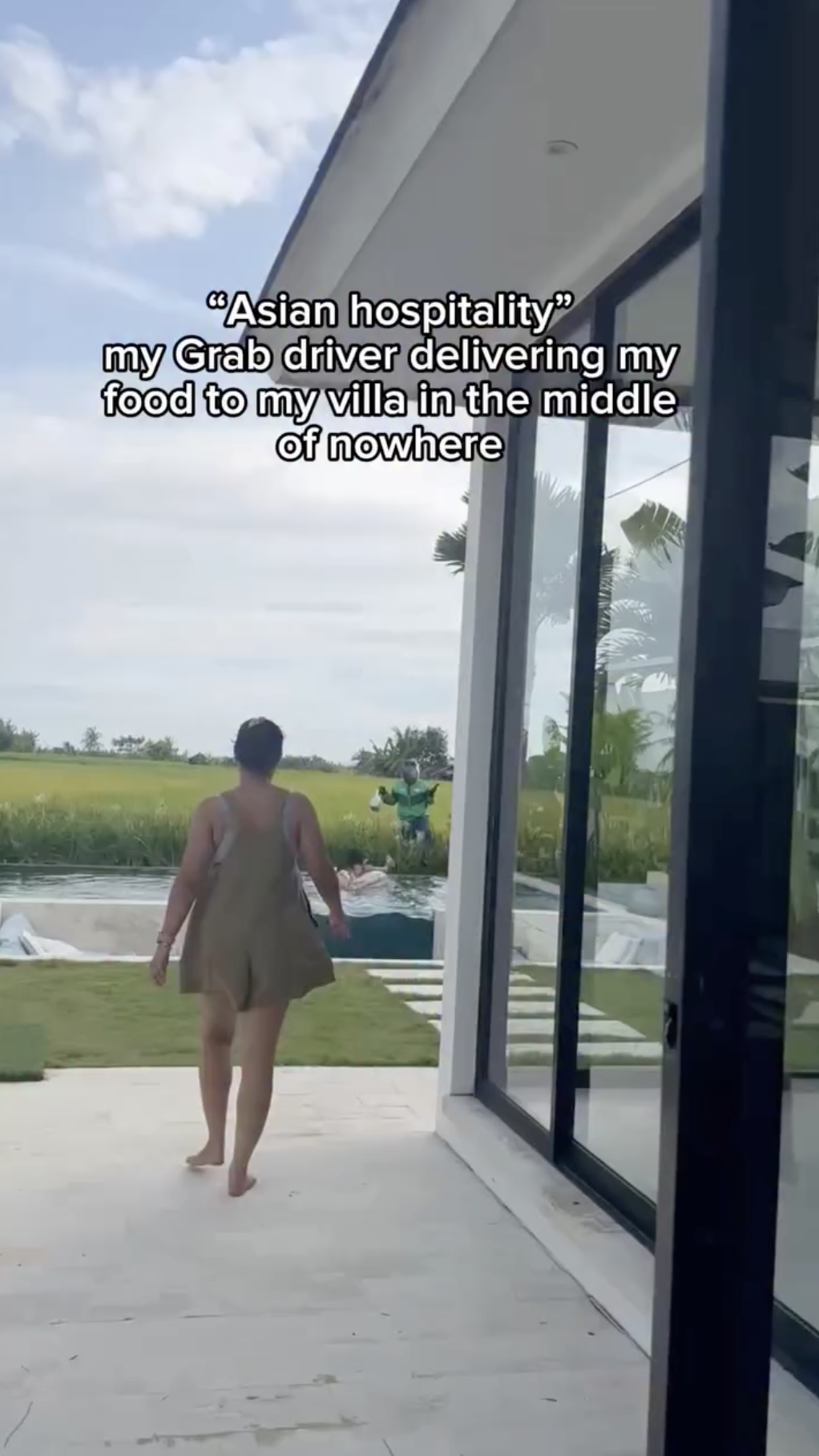 Kh&aacute;ch T&acirc;y chết lặng nh&igrave;n shipper lộ diện từ dưới b&ugrave;n để giao đơn h&agrave;ng giữa ruộng- Ảnh 1.