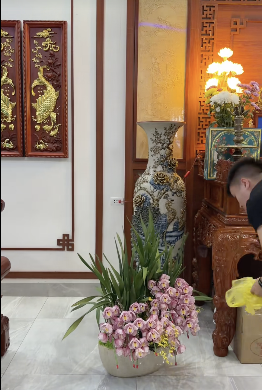 Quang Hải tất bật mang qu&agrave; Tết biếu bố mẹ vợ- Ảnh 2.