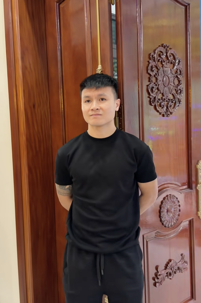 Quang Hải tất bật mang qu&agrave; Tết biếu bố mẹ vợ- Ảnh 3.