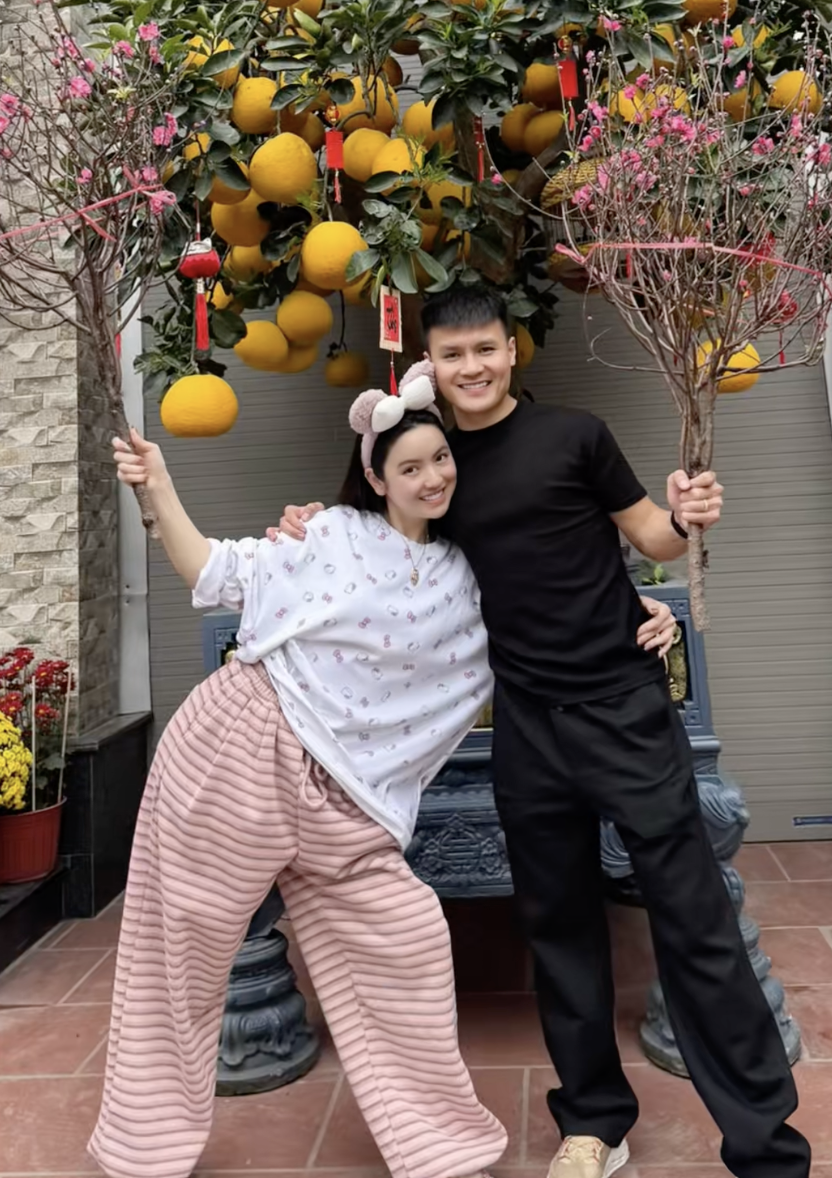 Quang Hải tất bật mang qu&agrave; Tết biếu bố mẹ vợ- Ảnh 4.