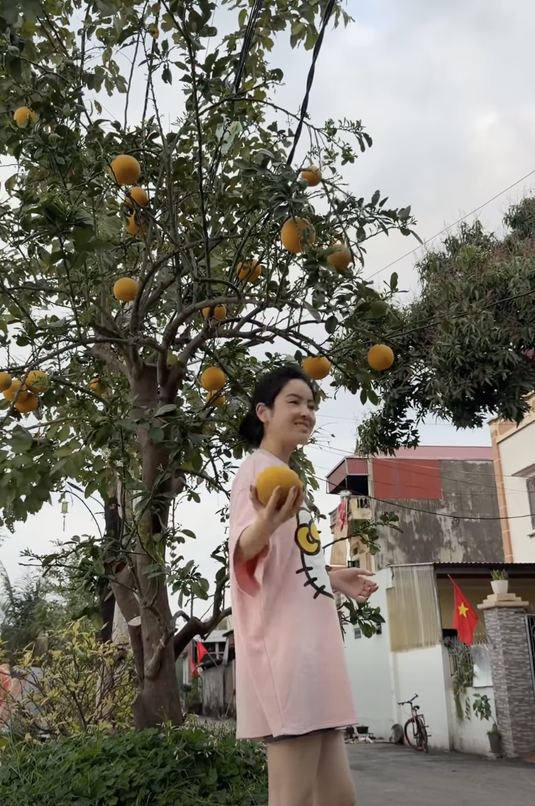 Quang Hải tất bật mang qu&agrave; Tết biếu bố mẹ vợ- Ảnh 5.