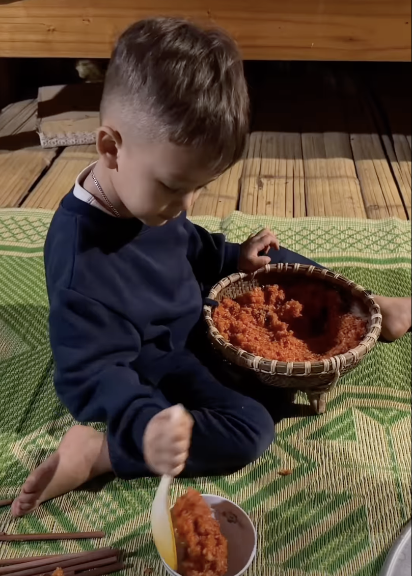 Vlog về qu&ecirc; ăn Tết nh&agrave; B&ugrave;i Tiến Dũng, n&agrave;ng mẫu t&acirc;y rời s&agrave;n catwalk ho&agrave; nhịp cuộc sống th&ocirc;ng qu&ecirc;- Ảnh 3.