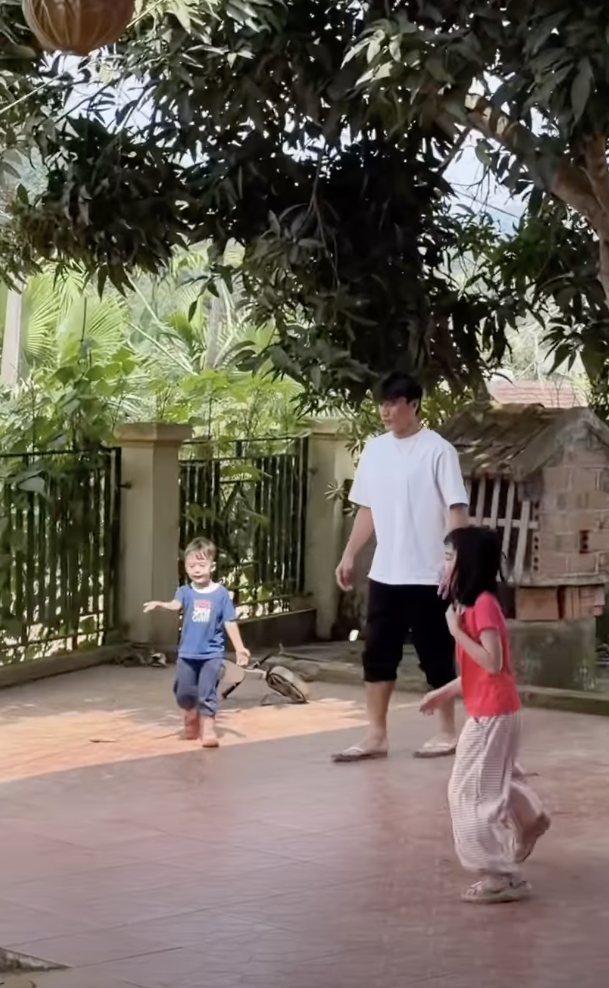 Vlog về qu&ecirc; ăn Tết nh&agrave; B&ugrave;i Tiến Dũng, n&agrave;ng mẫu t&acirc;y rời s&agrave;n catwalk ho&agrave; nhịp cuộc sống th&ocirc;ng qu&ecirc;- Ảnh 4.