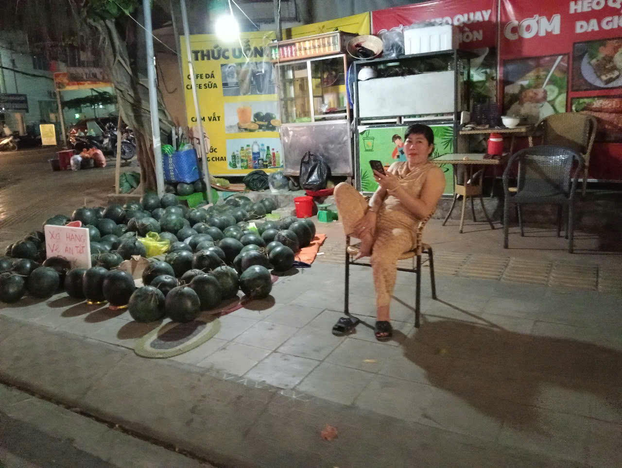 Tối 28 Tết, dưa hấu ở Cần Thơ &ldquo;xả h&agrave;ng&rdquo; c&ograve;n 8.000 đồng/kg- Ảnh 1.