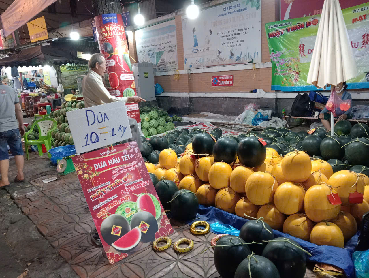 Tối 28 Tết, dưa hấu ở Cần Thơ &ldquo;xả h&agrave;ng&rdquo; c&ograve;n 8.000 đồng/kg- Ảnh 2.