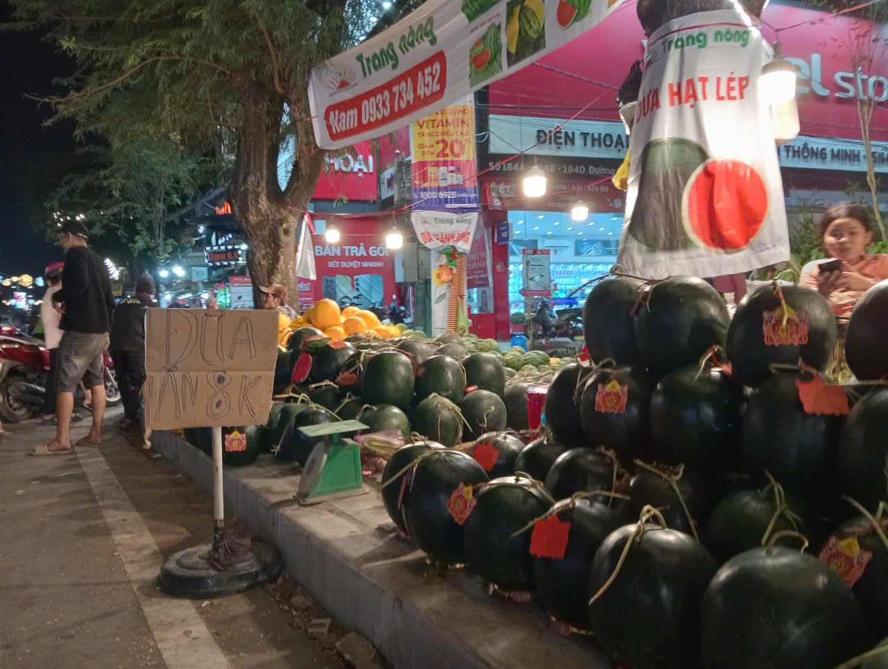 Tối 28 Tết, dưa hấu ở Cần Thơ &ldquo;xả h&agrave;ng&rdquo; c&ograve;n 8.000 đồng/kg- Ảnh 8.