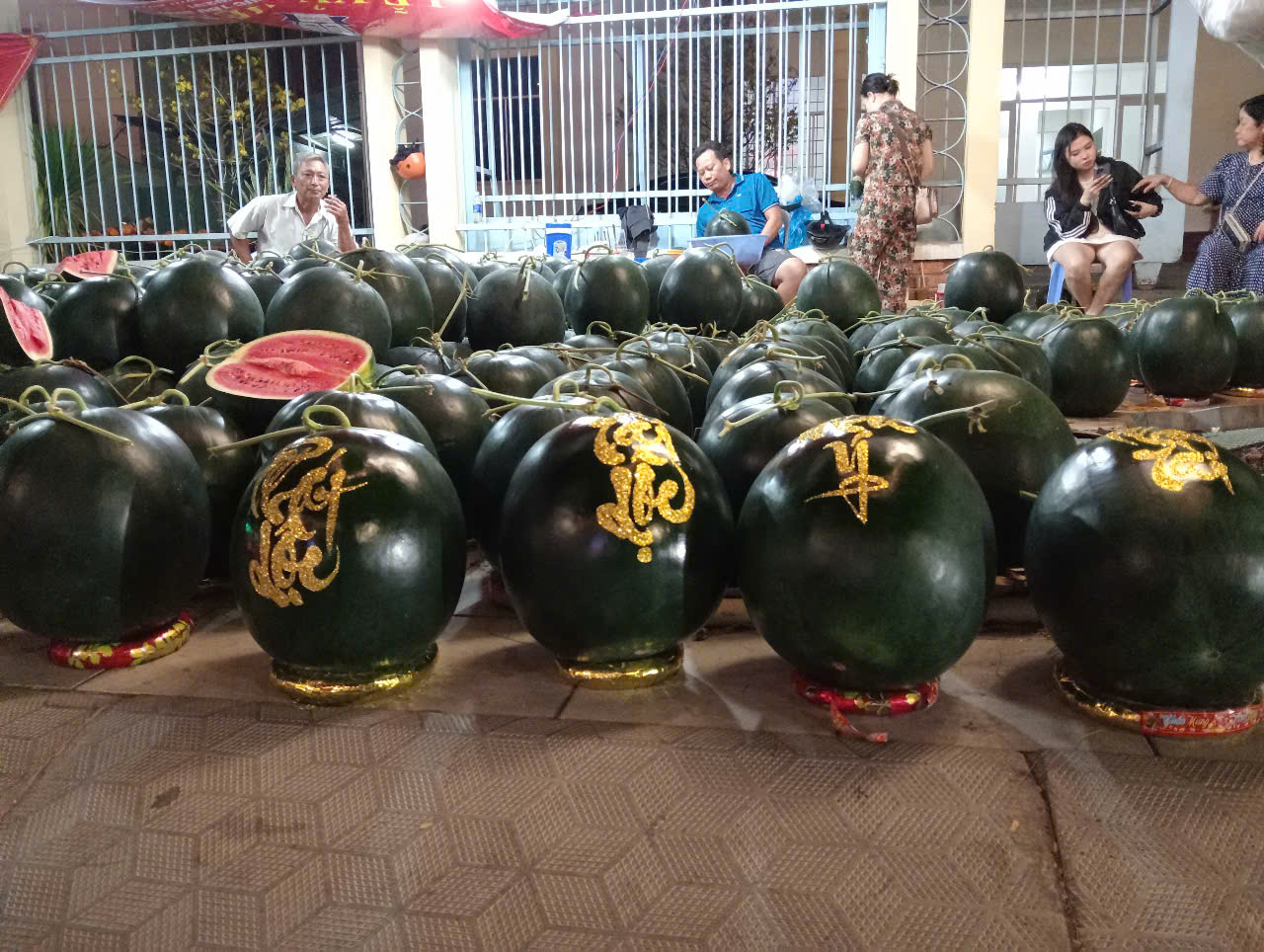 Tối 28 Tết, dưa hấu ở Cần Thơ &ldquo;xả h&agrave;ng&rdquo; c&ograve;n 8.000 đồng/kg- Ảnh 6.