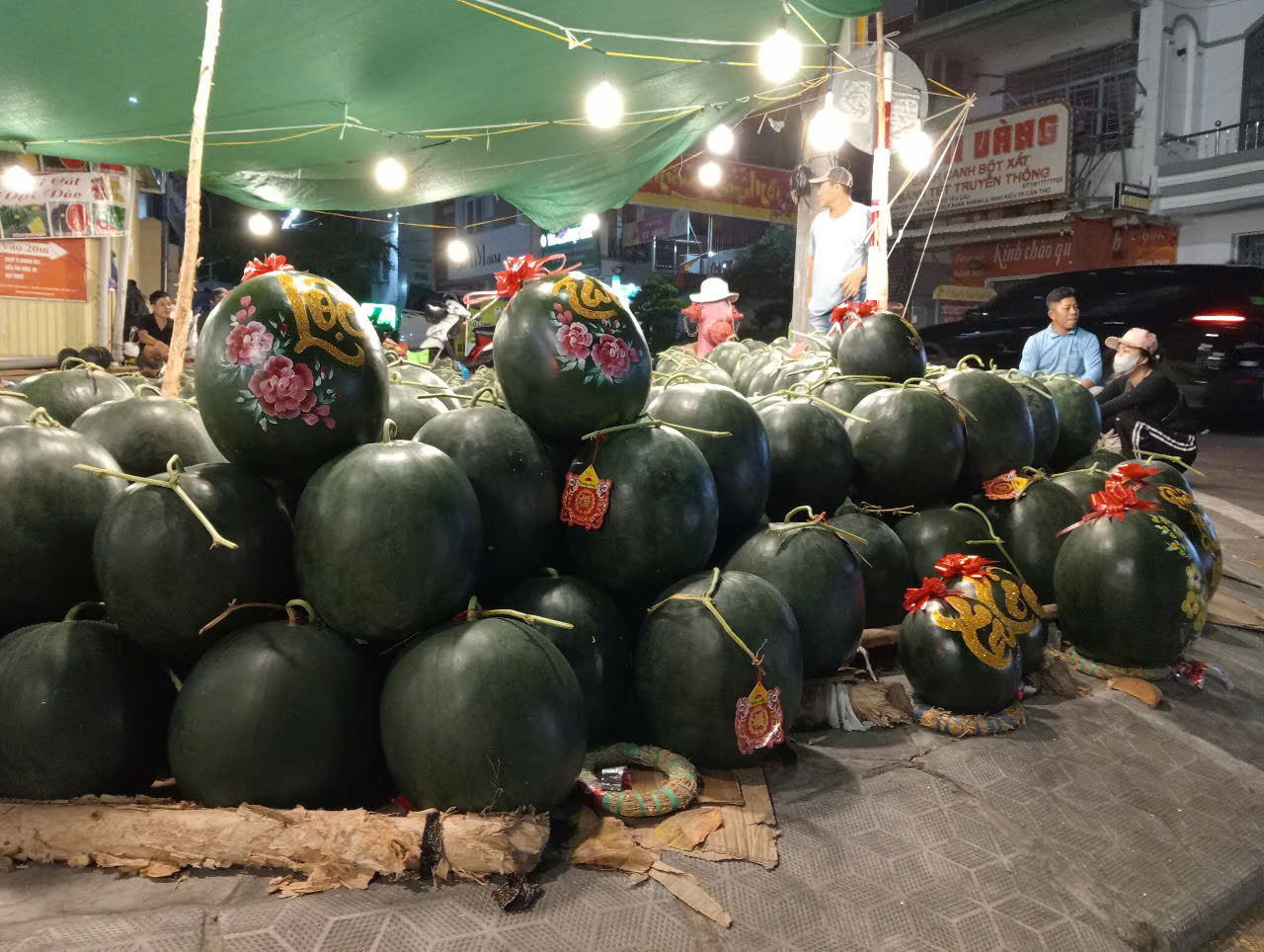 Tối 28 Tết, dưa hấu ở Cần Thơ &ldquo;xả h&agrave;ng&rdquo; c&ograve;n 8.000 đồng/kg- Ảnh 7.