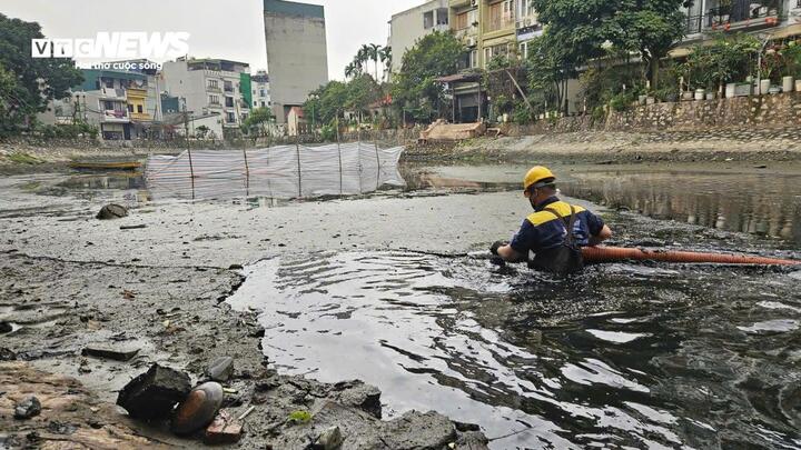 C&ocirc;ng nh&acirc;n ng&acirc;m m&igrave;nh trong nước bẩn, nạo v&eacute;t cống, s&ocirc;ng H&agrave; Nội ng&agrave;y 29 Tết- Ảnh 2.