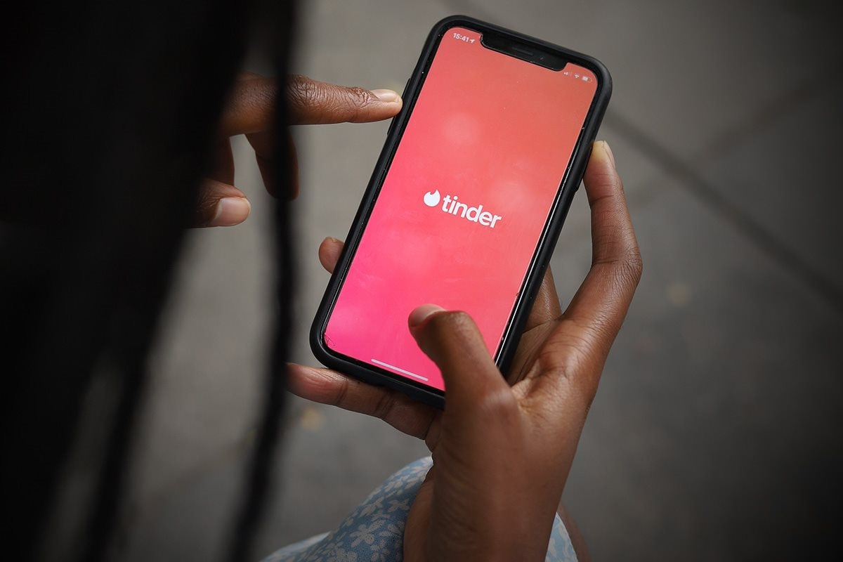 Quẹt phải để c&oacute; việc: Ứng dụng hẹn h&ograve; Tinder, Bumble hồi sinh sự nghiệp của h&agrave;ng ngh&igrave;n Gen Z giữa cơn b&atilde;o thất nghiệp- Ảnh 2.