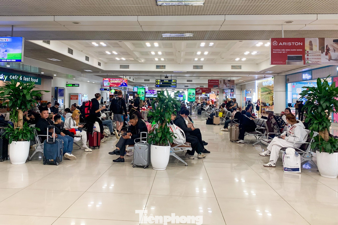 Lạ thường s&acirc;n bay Nội B&agrave;i s&aacute;ng 29 Tết- Ảnh 9.