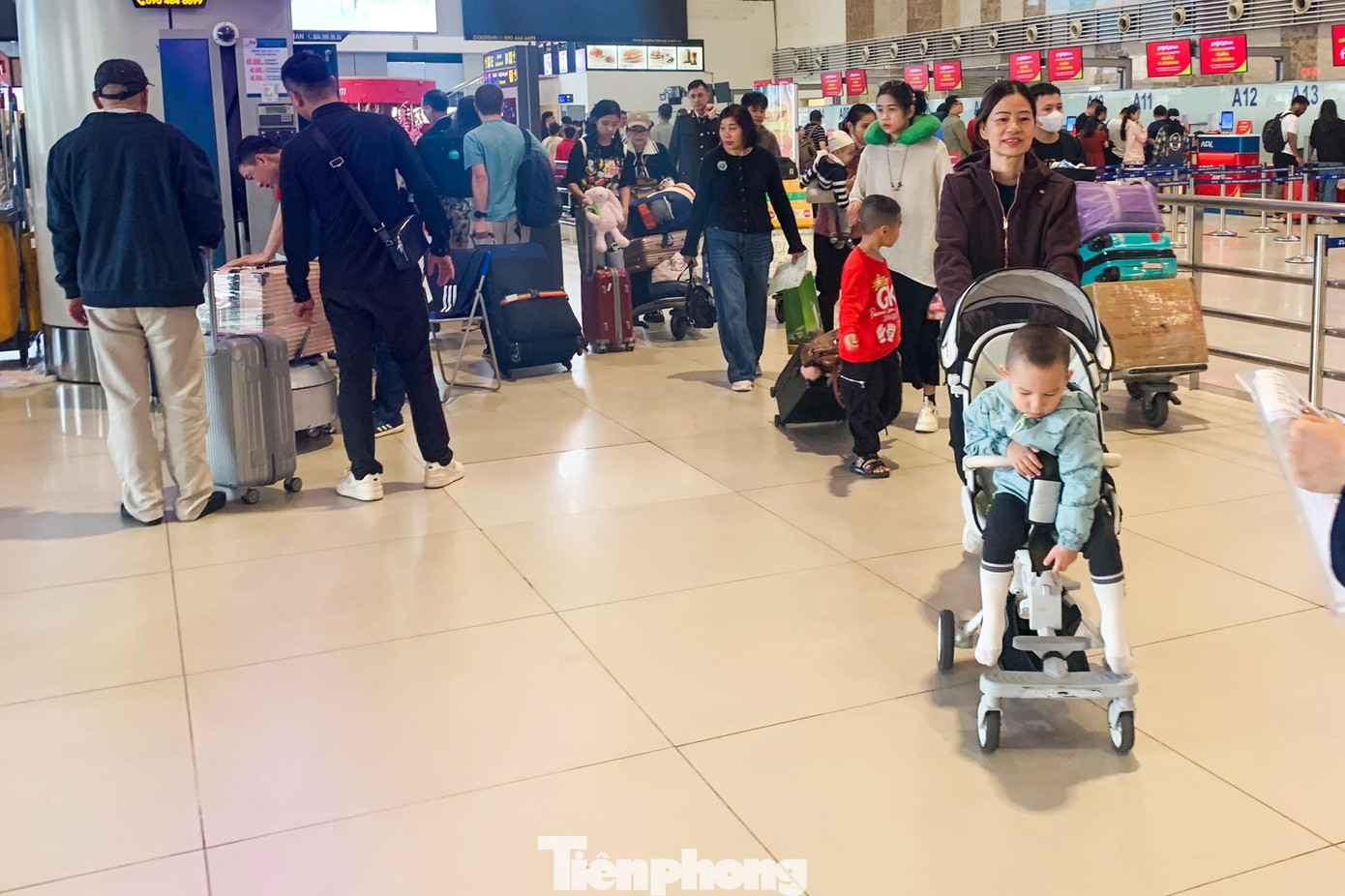 Lạ thường s&acirc;n bay Nội B&agrave;i s&aacute;ng 29 Tết- Ảnh 5.