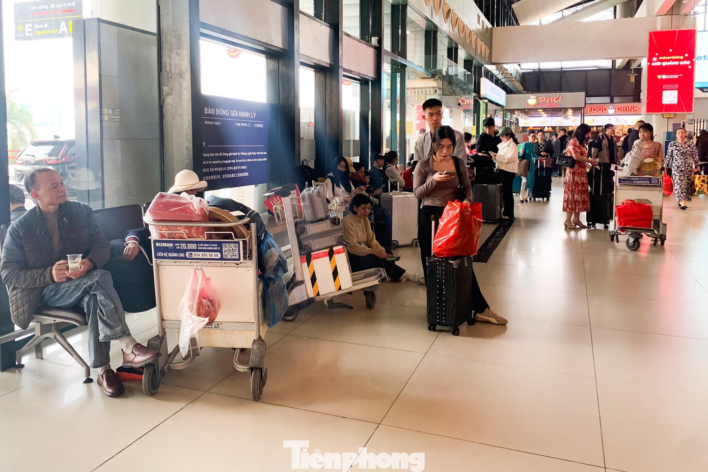 Lạ thường s&acirc;n bay Nội B&agrave;i s&aacute;ng 29 Tết- Ảnh 4.