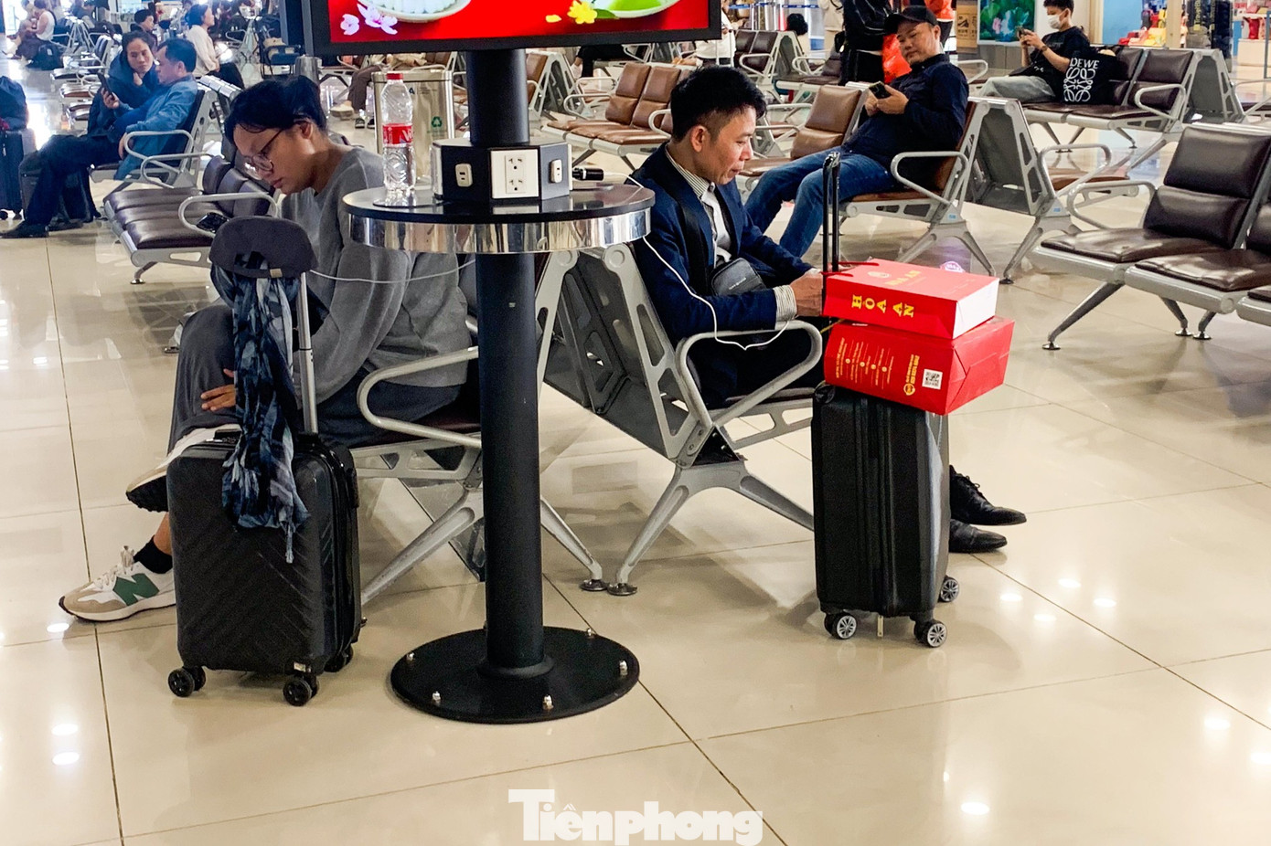 Lạ thường s&acirc;n bay Nội B&agrave;i s&aacute;ng 29 Tết- Ảnh 7.