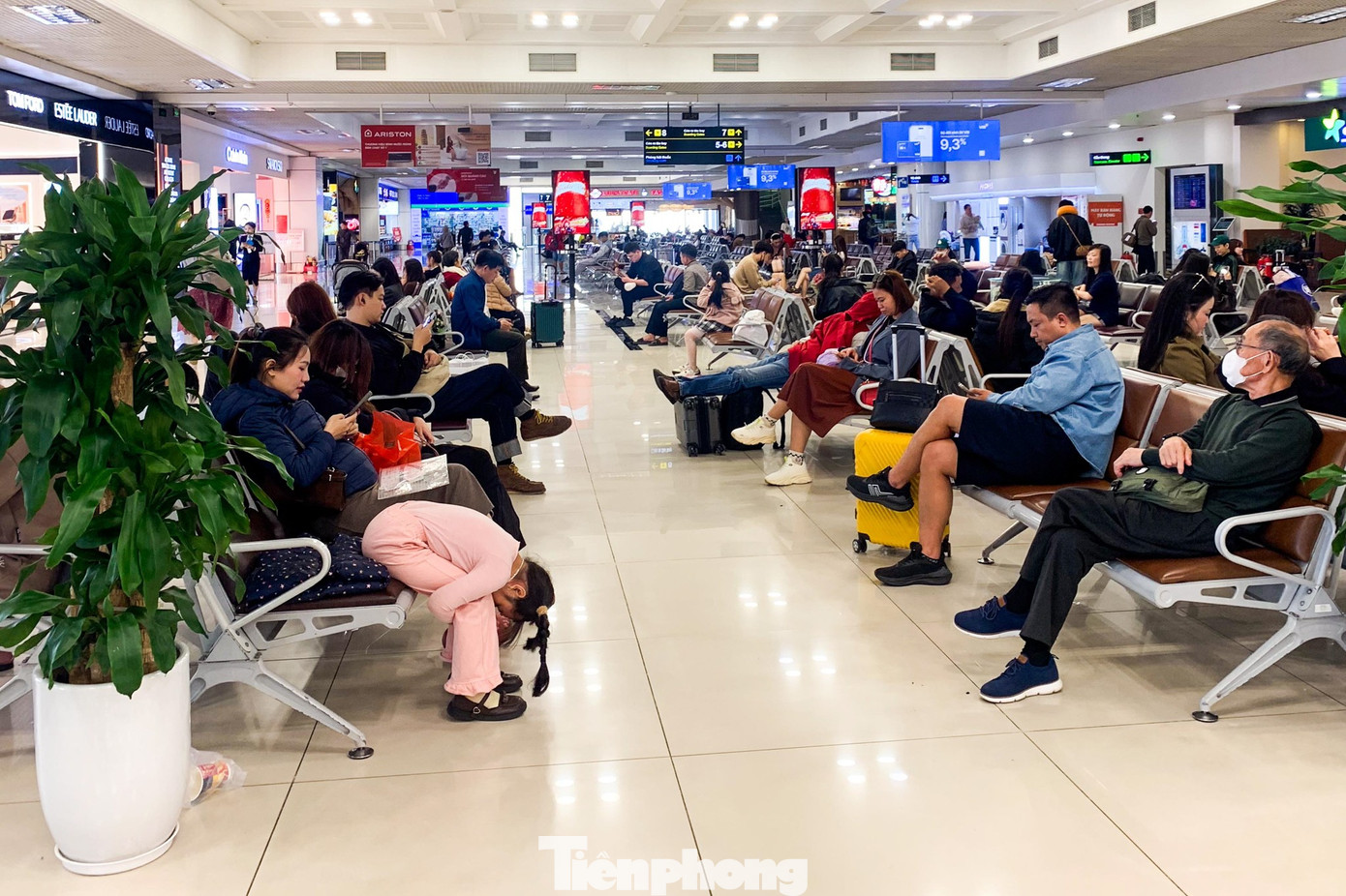 Lạ thường s&acirc;n bay Nội B&agrave;i s&aacute;ng 29 Tết- Ảnh 10.