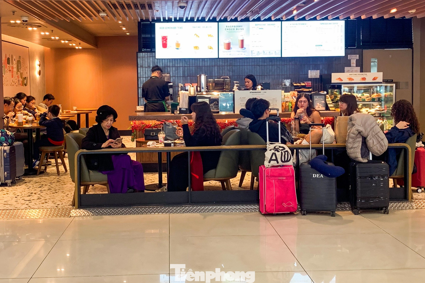 Lạ thường s&acirc;n bay Nội B&agrave;i s&aacute;ng 29 Tết- Ảnh 12.