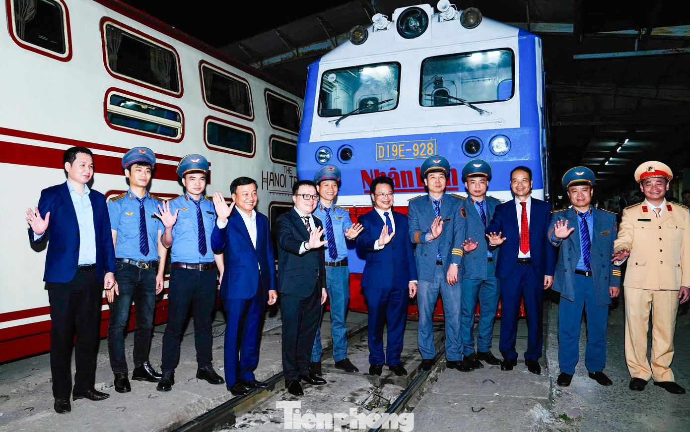 450 h&agrave;nh kh&aacute;ch đ&oacute;n giao thừa tr&ecirc;n chuyến t&agrave;u đặc biệt- Ảnh 2.