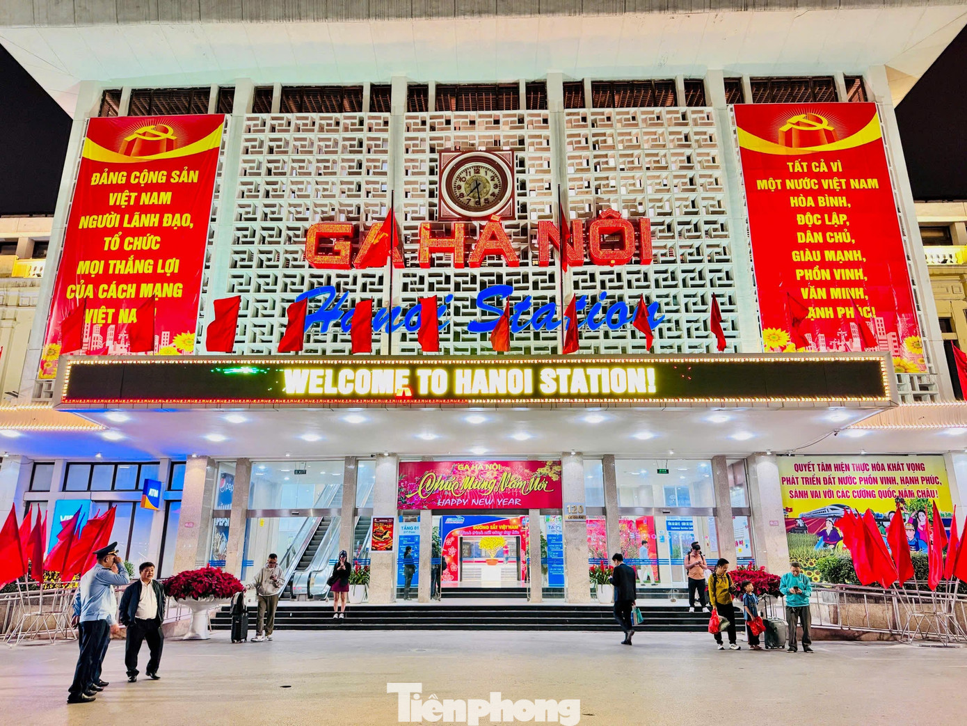 450 h&agrave;nh kh&aacute;ch đ&oacute;n giao thừa tr&ecirc;n chuyến t&agrave;u đặc biệt- Ảnh 1.