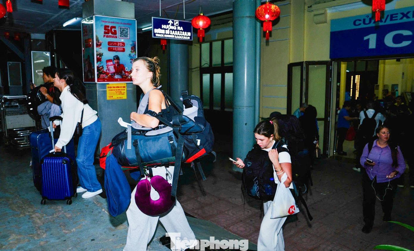 450 h&agrave;nh kh&aacute;ch đ&oacute;n giao thừa tr&ecirc;n chuyến t&agrave;u đặc biệt- Ảnh 12.