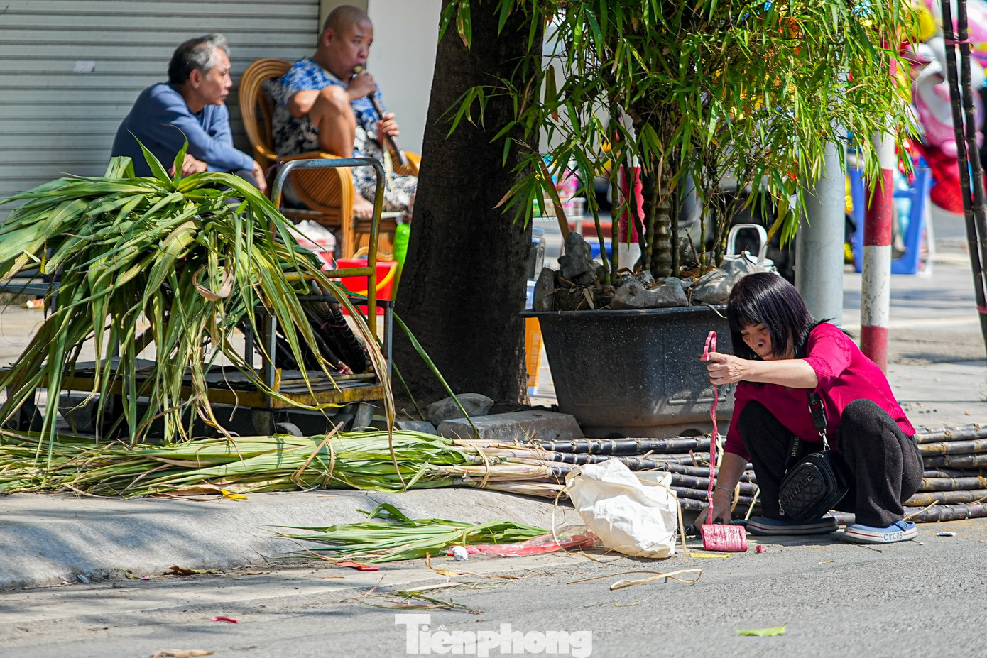 M&iacute;a lộc thắt nơ đỏ đổ bộ đường phố H&agrave; Nội chờ Giao thừa- Ảnh 9.