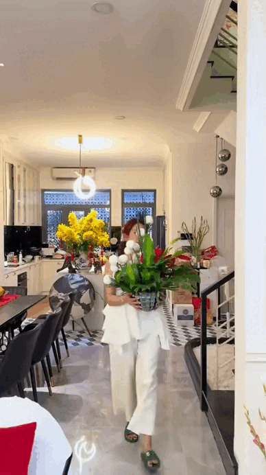 Diệp L&acirc;m Anh cắm hoa Tết khiến 3 triệu người dụi mắt: &ldquo;Sao bảo &ocirc;ng trời kh&ocirc;ng cho ai tất cả?&rdquo;- Ảnh 6.