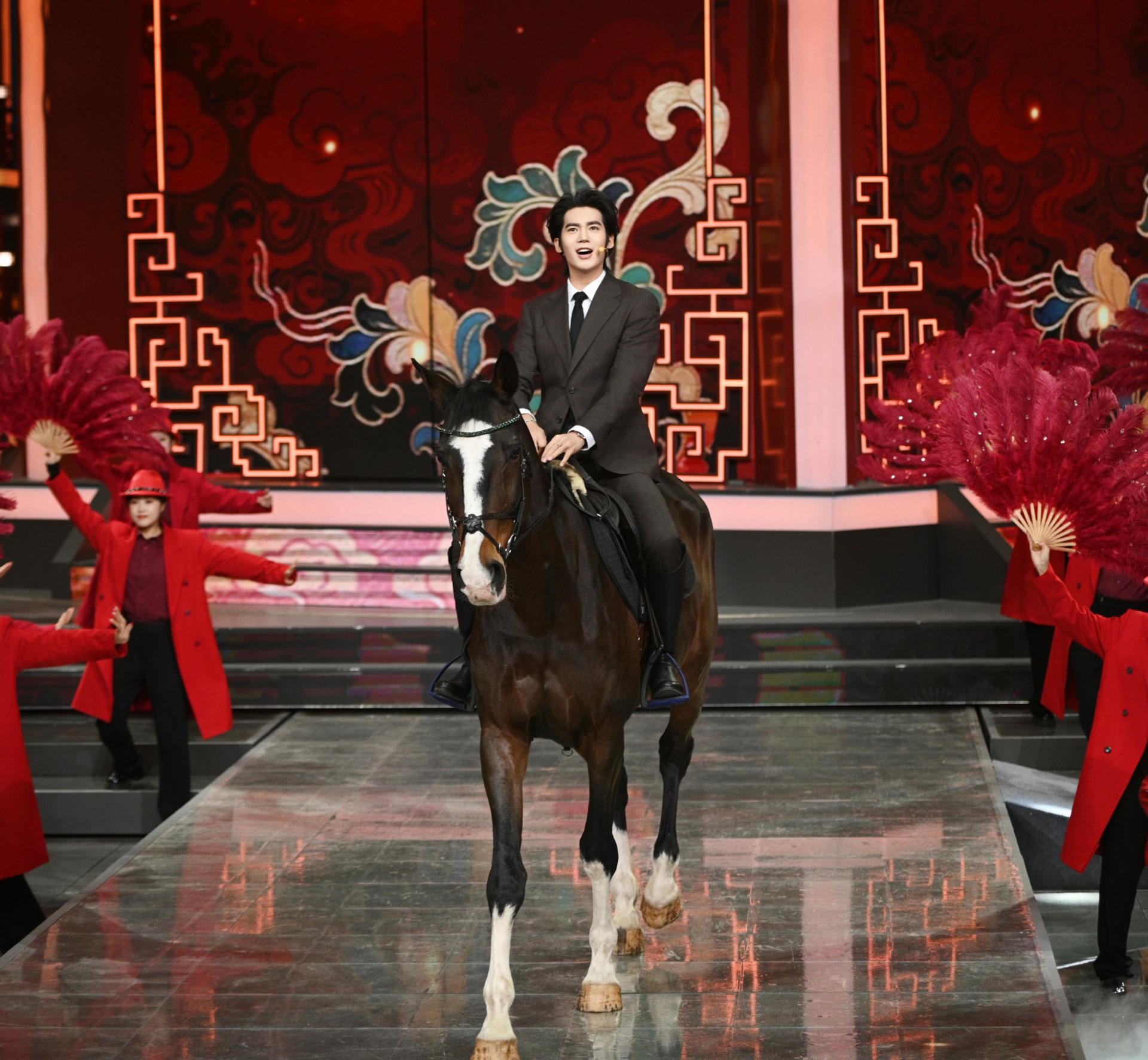 Đỉnh nhất Tết Nguy&ecirc;n đ&aacute;n 2026: Mỹ nam cưỡi ngựa l&ecirc;n s&acirc;n khấu mừng năm mới, gi&uacute;p nh&agrave; đ&agrave;i đạt top 1 rating cả nước- Ảnh 3.