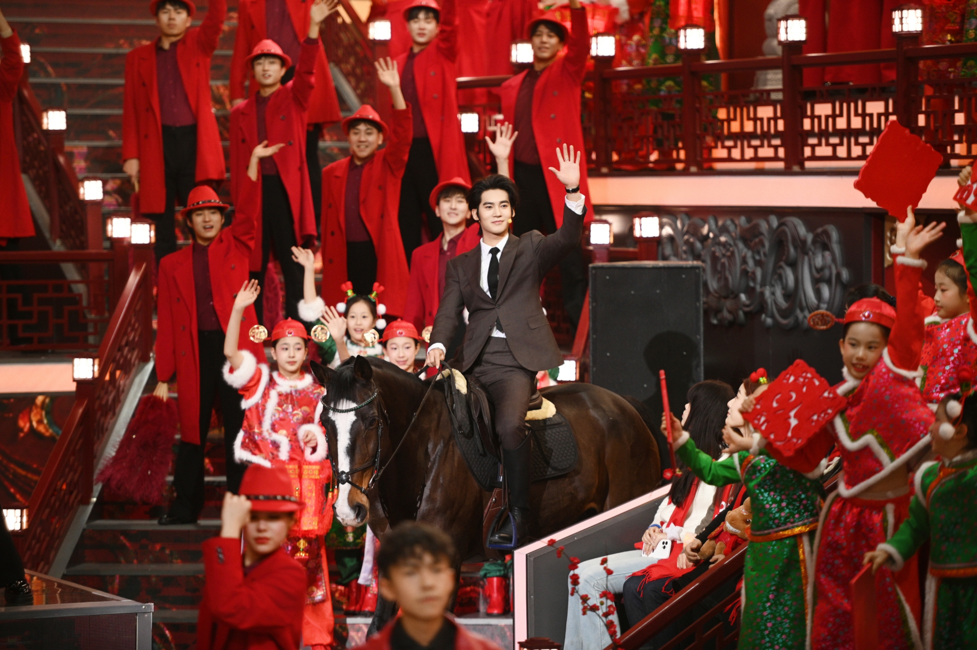 Đỉnh nhất Tết Nguy&ecirc;n đ&aacute;n 2026: Mỹ nam cưỡi ngựa l&ecirc;n s&acirc;n khấu mừng năm mới, gi&uacute;p nh&agrave; đ&agrave;i đạt top 1 rating cả nước- Ảnh 1.