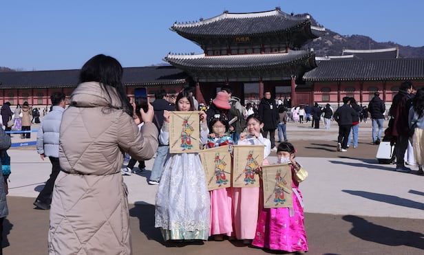 To&agrave;n cảnh ch&acirc;u &Aacute; rộn r&agrave;ng đ&oacute;n Tết B&iacute;nh Ngọ 2026: Ph&aacute;o hoa rợp trời tiễn biệt năm cũ, ch&agrave;o mừng một năm mới đầy hy vọng- Ảnh 1.