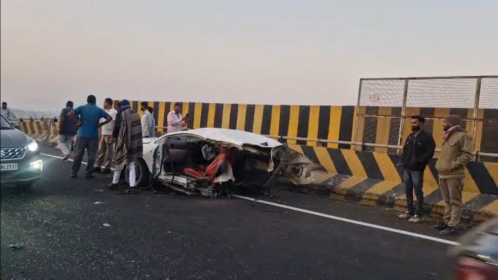 &Ocirc; t&ocirc; vỡ l&agrave;m đ&ocirc;i khi đ&acirc;m v&agrave;o dải ph&acirc;n c&aacute;ch, 3 người tử vong- Ảnh 1.