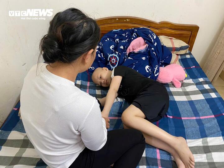 Tết ở x&oacute;m trọ bệnh viện: Mẹ thức trắng mong con cai m&aacute;y thở để về nh&agrave;- Ảnh 2.
