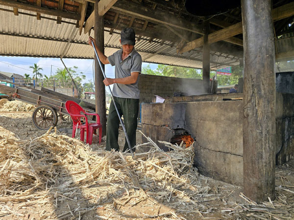 Nghệ An: Làng nấu mật mía xã Nghĩa Hành tất bật ngày giáp Tết- Ảnh 3. Nghệ An: Làng nấu mật mía xã Nghĩa Hành tất bật ngày giáp Tết- Ảnh 3.