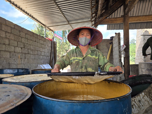 Nghệ An: Làng nấu mật mía xã Nghĩa Hành tất bật ngày giáp Tết- Ảnh 8. Nghệ An: Làng nấu mật mía xã Nghĩa Hành tất bật ngày giáp Tết- Ảnh 8.