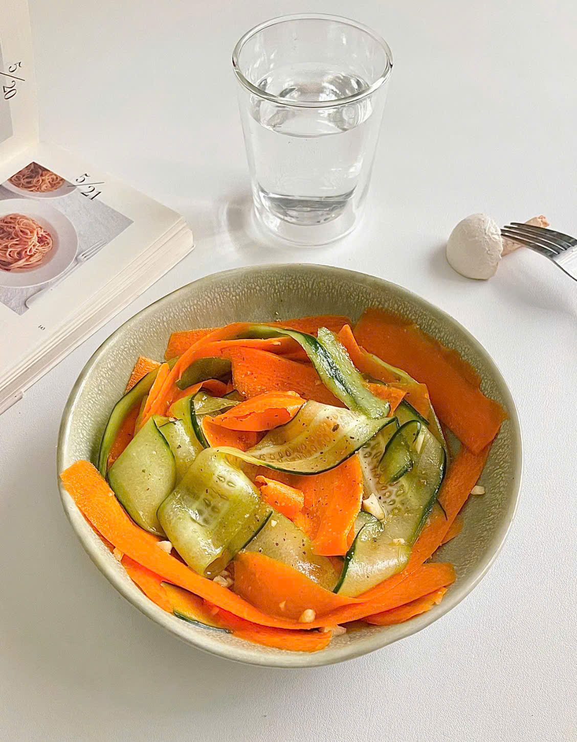 "Salad retinol" giải ngấy ng&agrave;y Tết: 10 ph&uacute;t để c&oacute; da căng mọng, ti&ecirc;u mỡ giữ d&aacute;ng xinh- Ảnh 4.