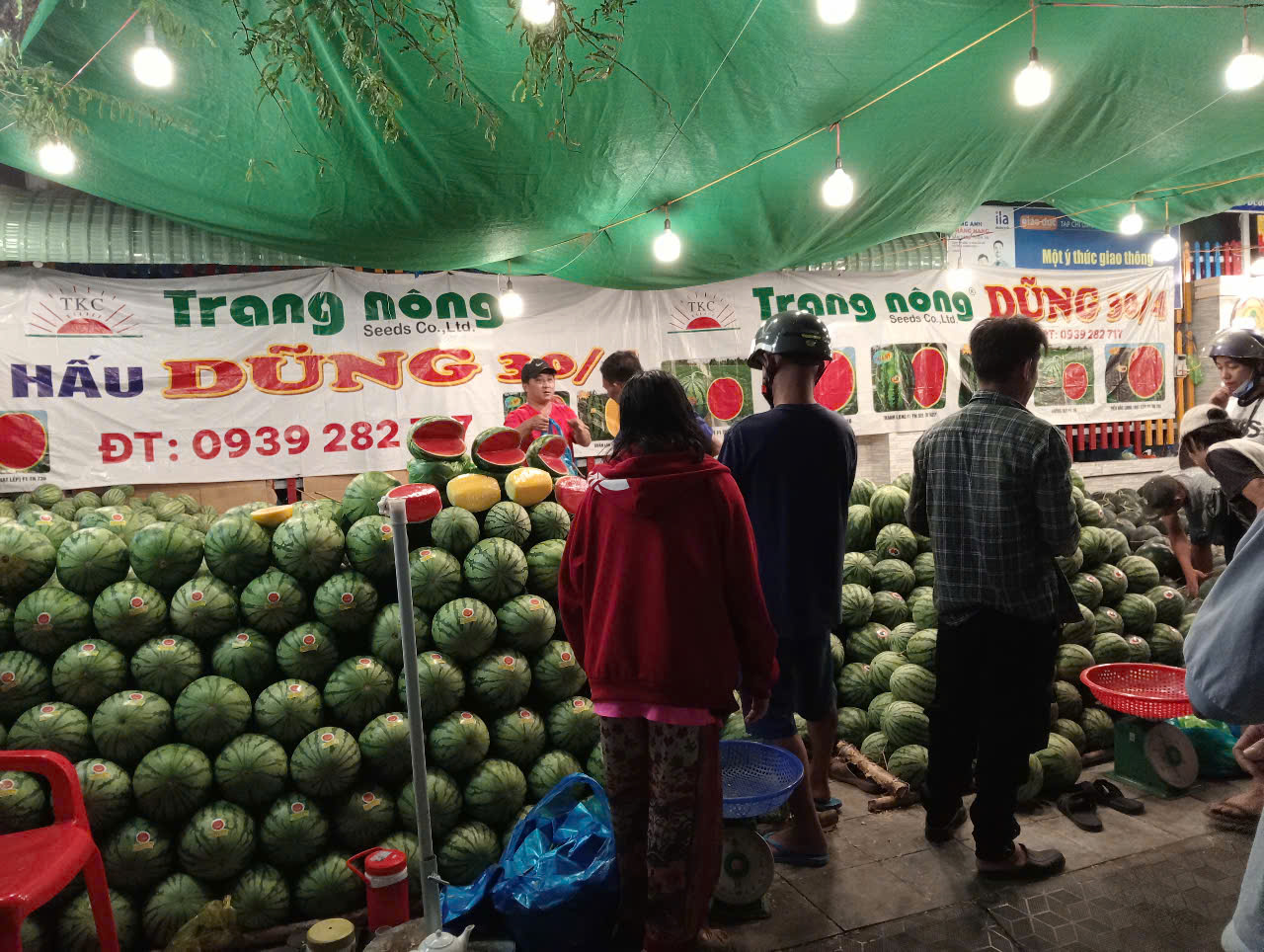 Tối 28 Tết, dưa hấu ở Cần Thơ &ldquo;xả h&agrave;ng&rdquo; c&ograve;n 8.000 đồng/kg- Ảnh 10.