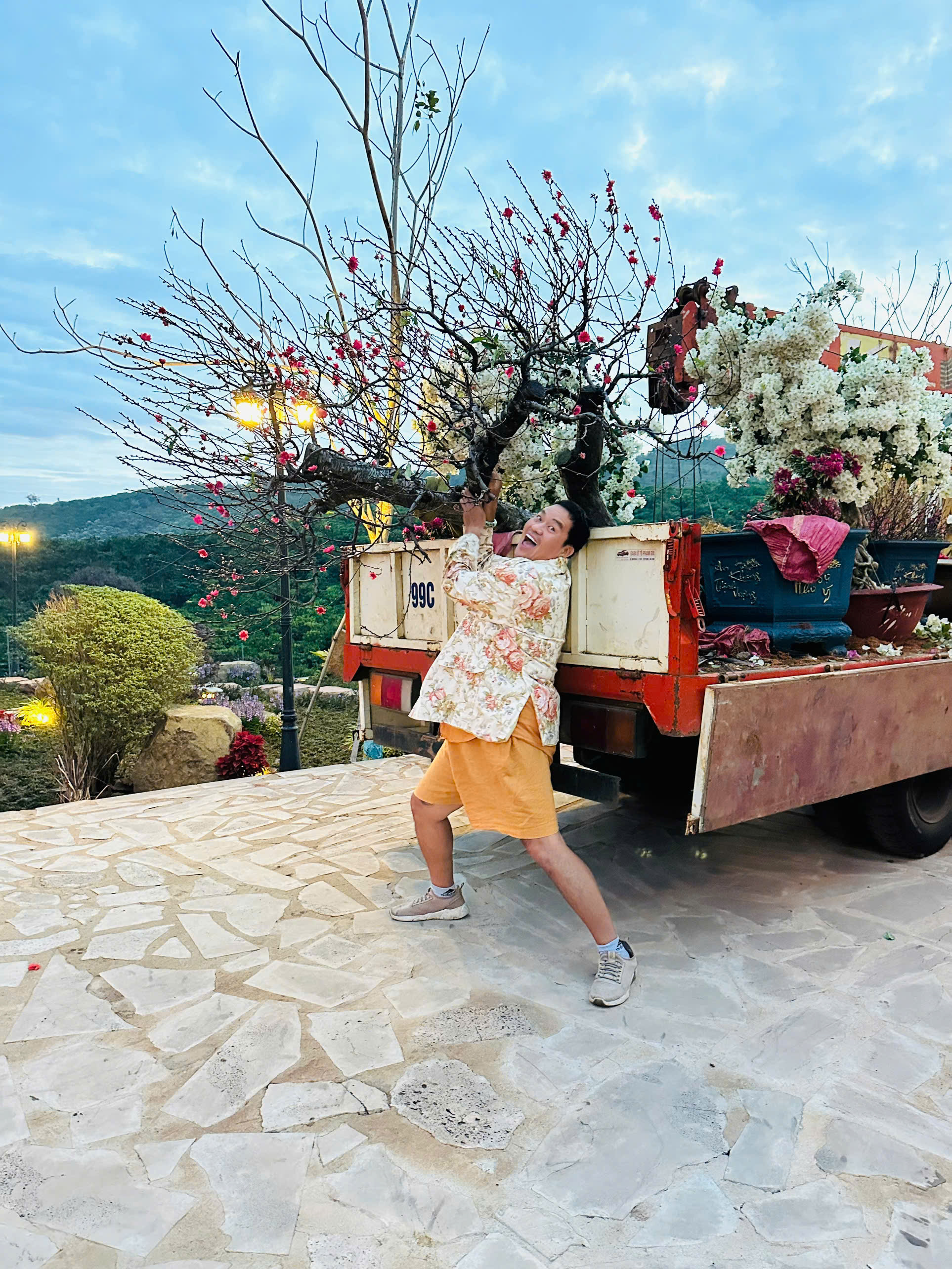 Nam nghệ sĩ đ&oacute;n Tết ở cơ ngơi 10.000 m2, đẹp như khu nghỉ dưỡng, hoa phủ k&iacute;n nh&agrave;- Ảnh 10.