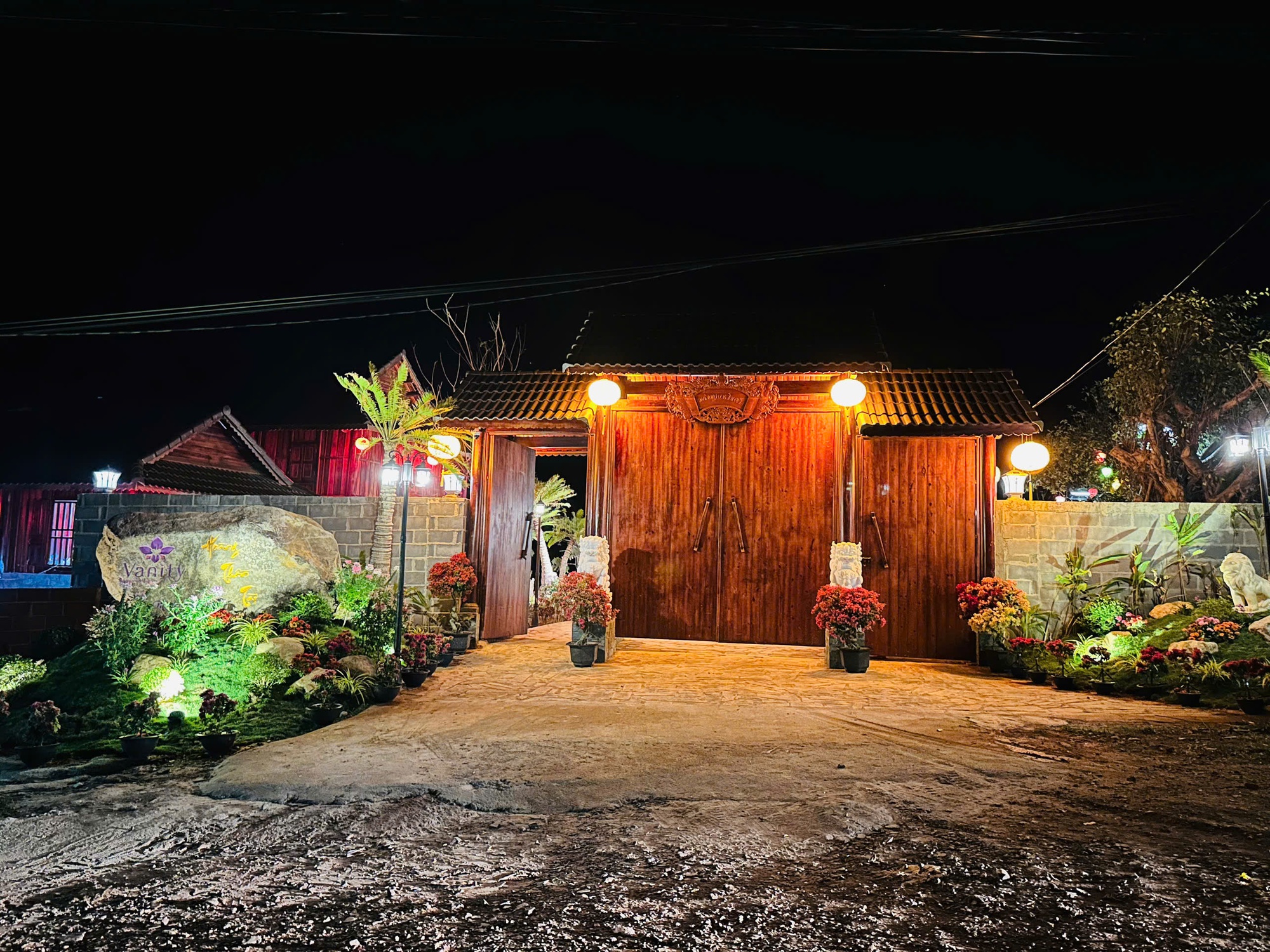 Nam nghệ sĩ đ&oacute;n Tết ở cơ ngơi 10.000 m2, đẹp như khu nghỉ dưỡng, hoa phủ k&iacute;n nh&agrave;- Ảnh 5.