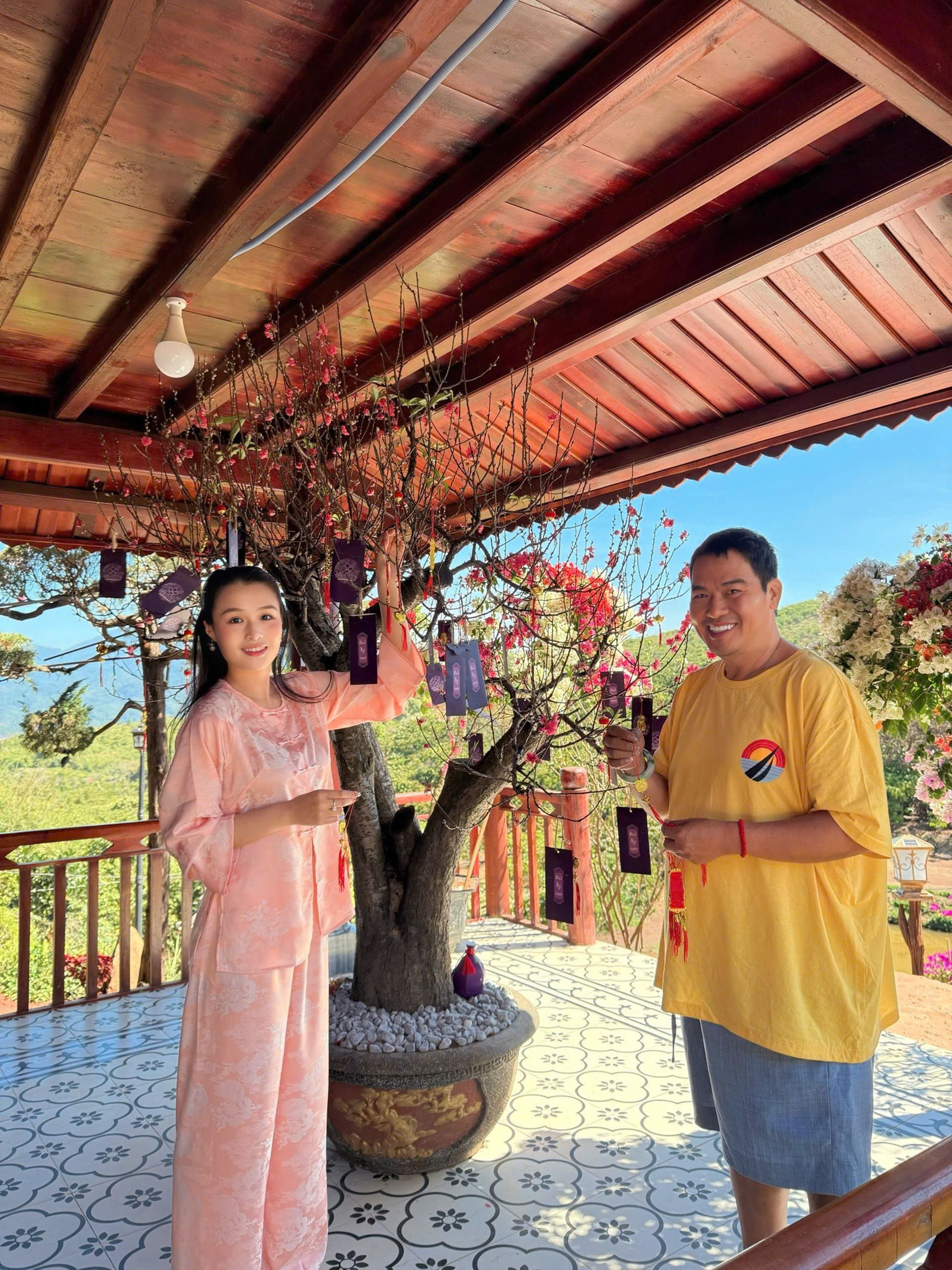 Nam nghệ sĩ đ&oacute;n Tết ở cơ ngơi 10.000 m2, đẹp như khu nghỉ dưỡng, hoa phủ k&iacute;n nh&agrave;- Ảnh 1.