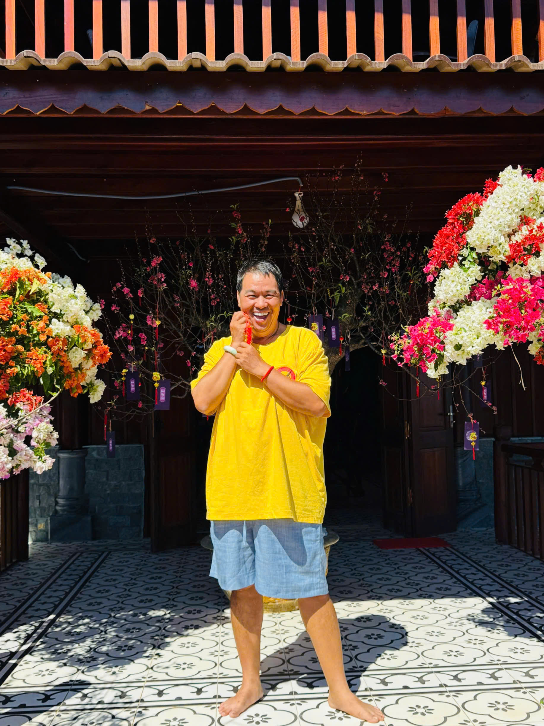 Nam nghệ sĩ đ&oacute;n Tết ở cơ ngơi 10.000 m2, đẹp như khu nghỉ dưỡng, hoa phủ k&iacute;n nh&agrave;- Ảnh 6.