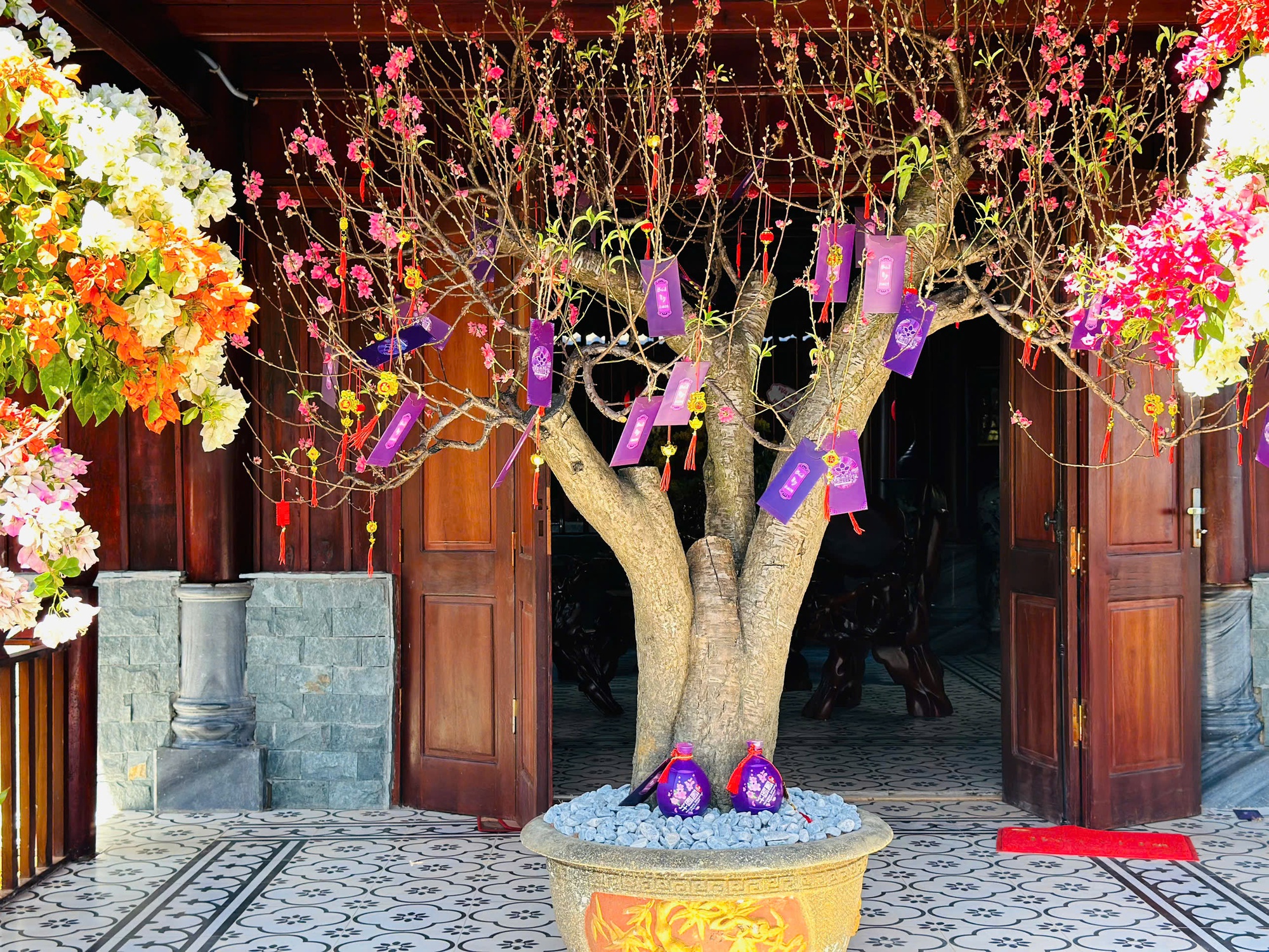 Nam nghệ sĩ đ&oacute;n Tết ở cơ ngơi 10.000 m2, đẹp như khu nghỉ dưỡng, hoa phủ k&iacute;n nh&agrave;- Ảnh 7.