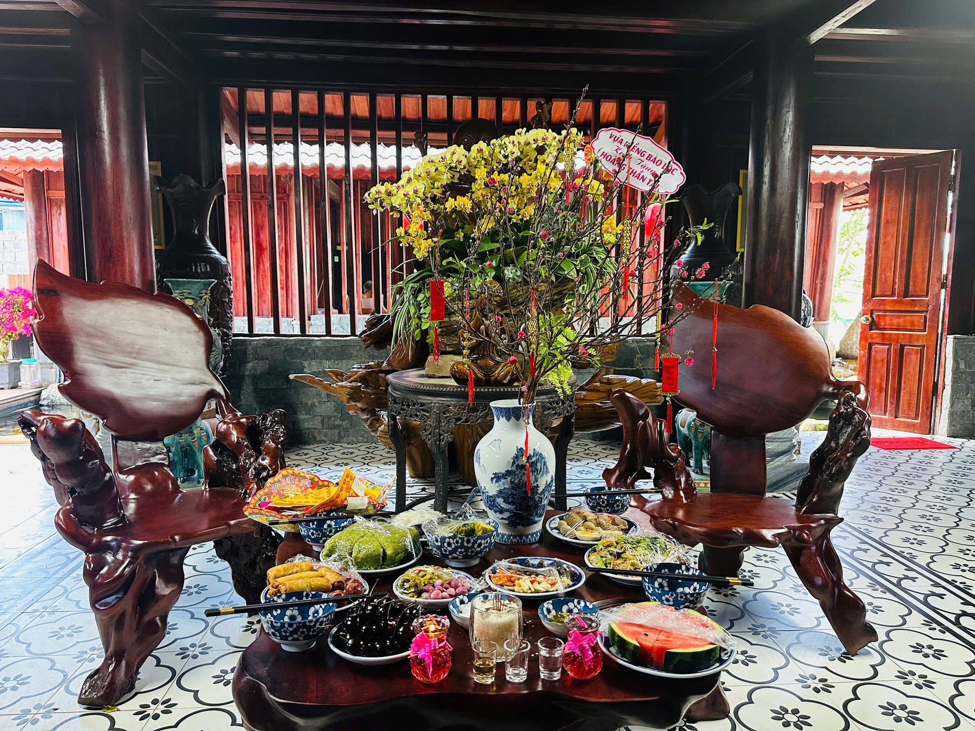 Nam nghệ sĩ đ&oacute;n Tết ở cơ ngơi 10.000 m2, đẹp như khu nghỉ dưỡng, hoa phủ k&iacute;n nh&agrave;- Ảnh 8.