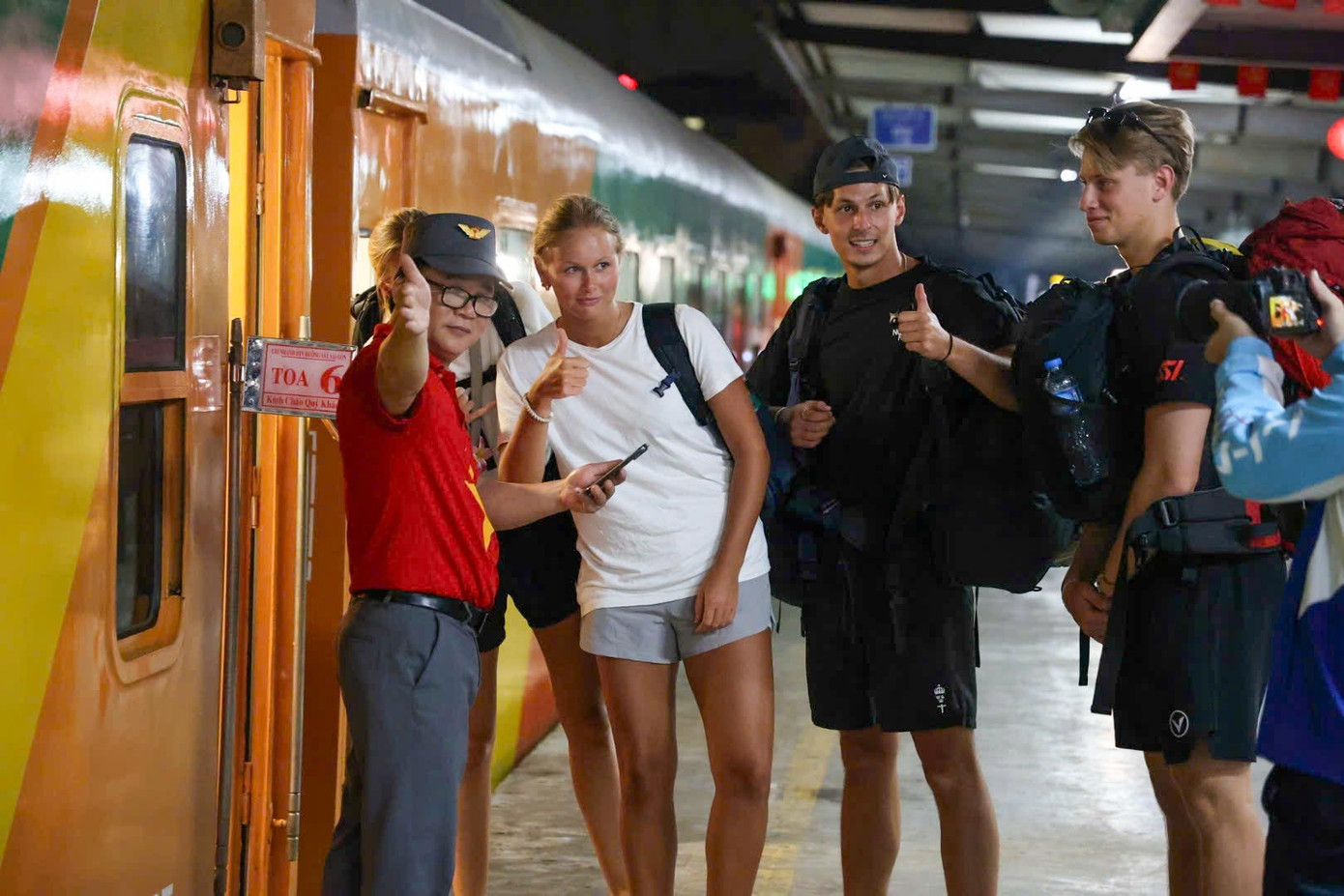 450 h&agrave;nh kh&aacute;ch đ&oacute;n giao thừa tr&ecirc;n chuyến t&agrave;u đặc biệt- Ảnh 7.