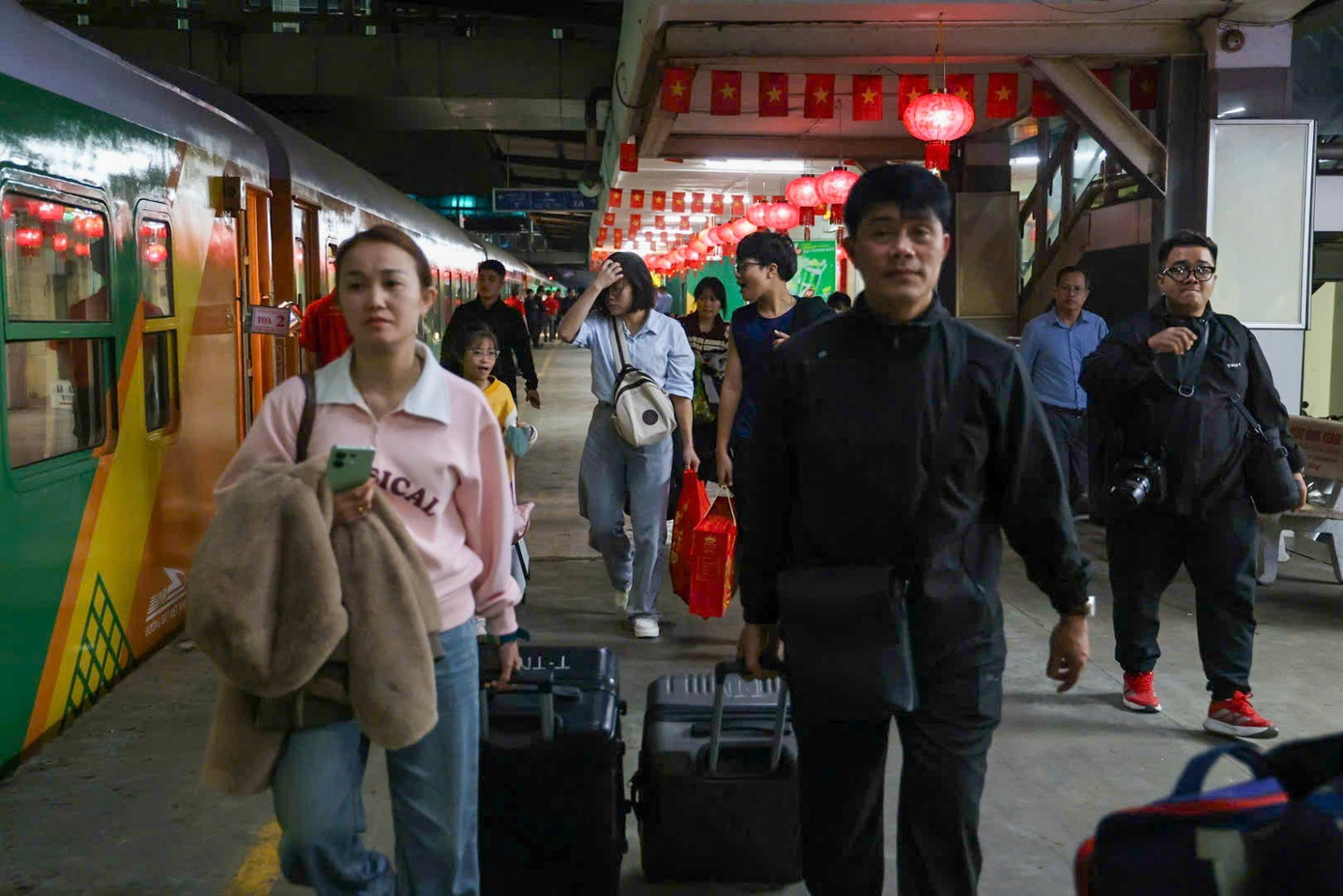 450 h&agrave;nh kh&aacute;ch đ&oacute;n giao thừa tr&ecirc;n chuyến t&agrave;u đặc biệt- Ảnh 8.